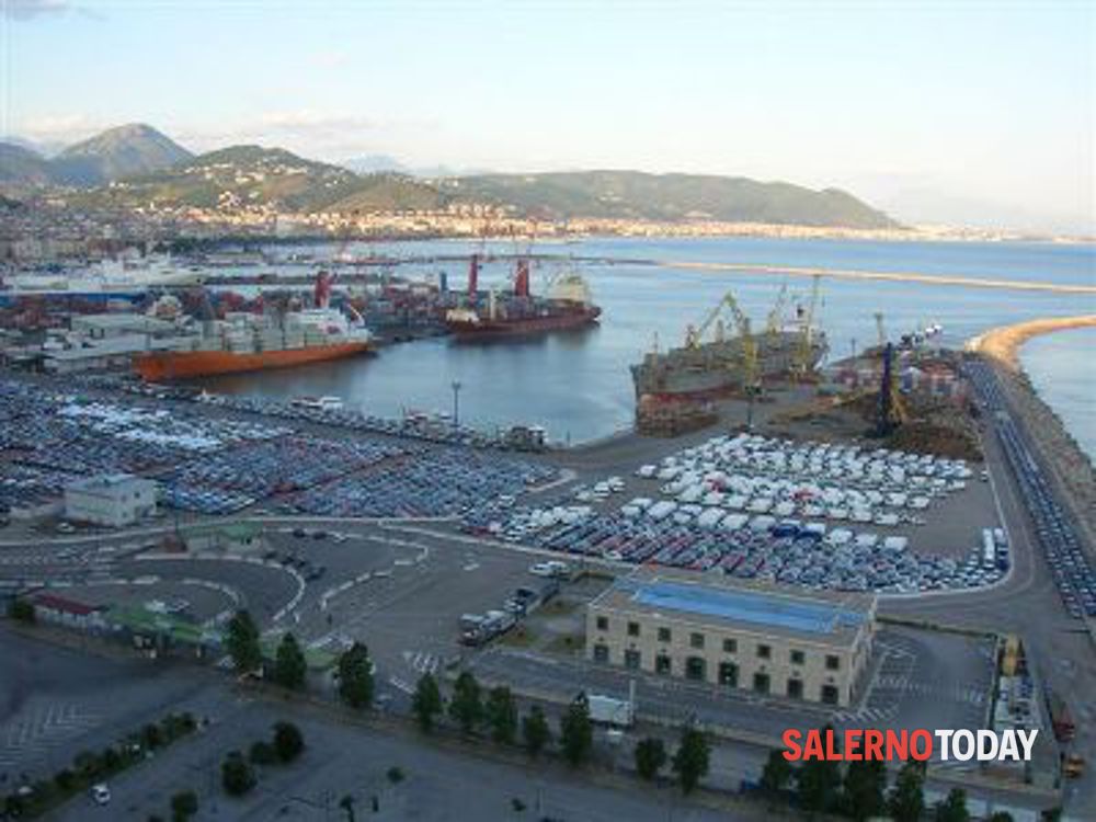 Traffico internazionale di rifiuti e corruzione al porto di Salerno: 69 arresti