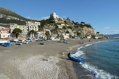 Vietri sul Mare, spiagge: dietrofront sull’accesso a pagamento. Ecco il piano per questa settimana