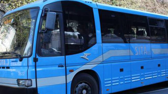 Cava-Vietri sul Mare, autobus pieni e assembramenti alle fermate: pendolari e autisti terrorizzati