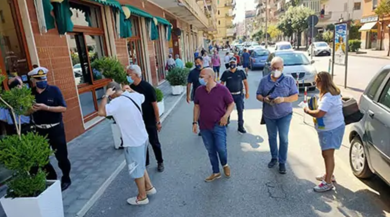 Salerno, in giro senza mascherina: prime tre multe da 1000 euro. Blitz del Sindaco