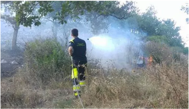 Incendi nelle frazioni di Cava, caccia ai piromani: “Serve una task force comunale”