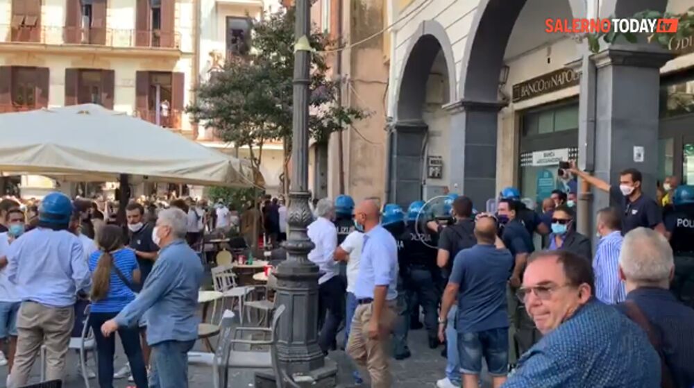 Salvini contestato a Cava: “Quelli che lanciano le sedie alle forze dell’ordine sono dei cretini”
