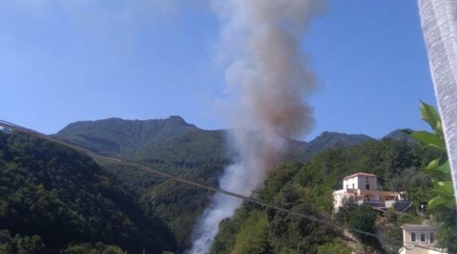 Cava de’ Tirreni: fiamme all’altezza dell’Avvocatella, dove giace l’omonimo santuario