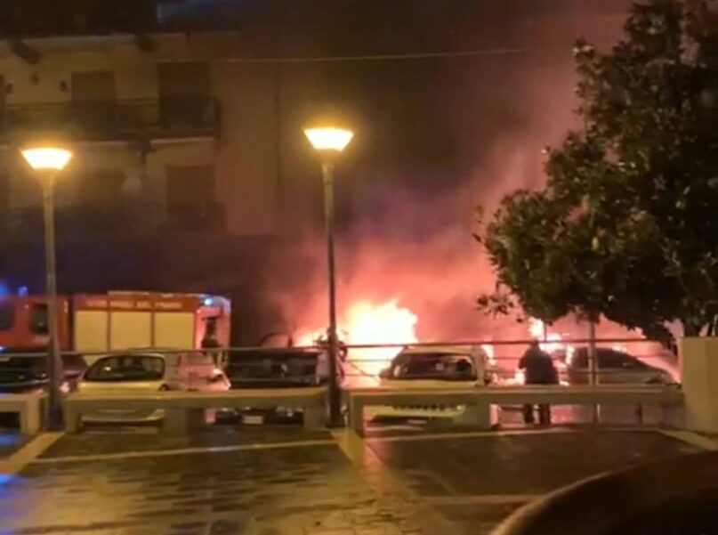 Cava, tre veicoli incendiati nella notte a Passiano