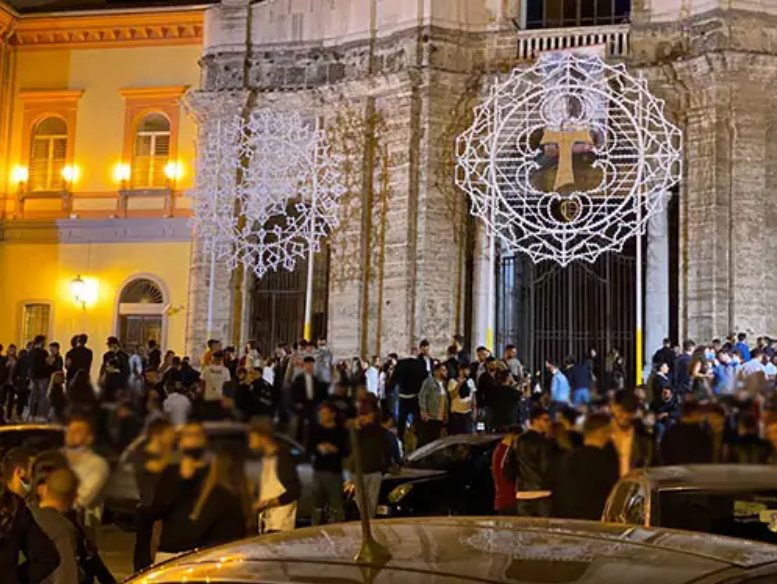 Come se il Covid non esistesse: movida senza regole a Cava