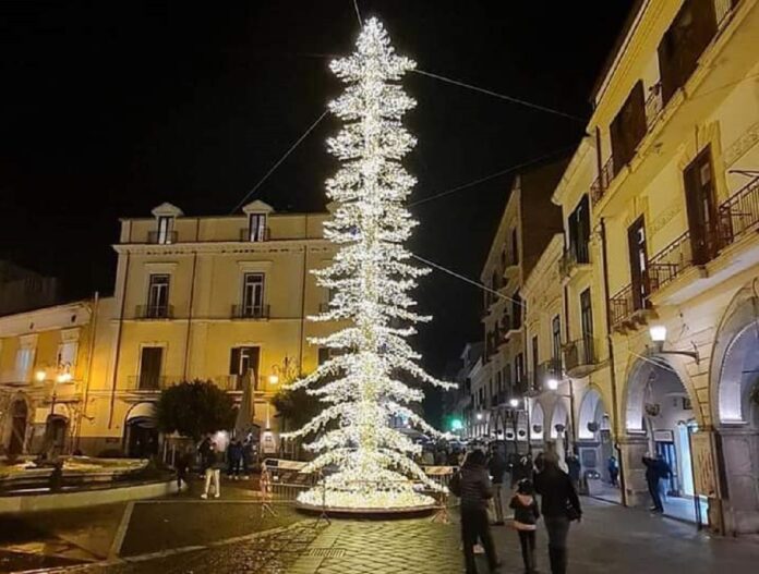 L’albero di Natale, le dispute sui social e la reazione del sindaco Servalli