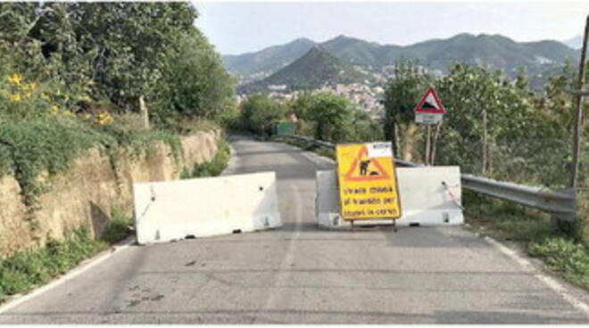 Cava de’ Tirreni, due strade chiuse da mesi per frane: è scontro politico