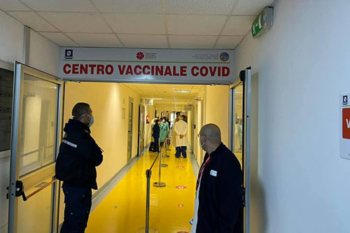 Salerno, Ospedale Ruggi: prosegue la campagna di vaccinazione anti covid
