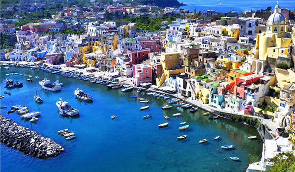 Procida capitale della Cultura per il 2022: l’annuncio di Franceschini con un twitter