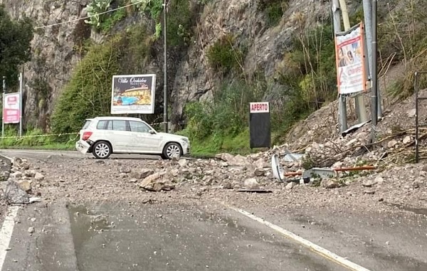 Frana sulla statale Salerno-Vietri: caos, polemiche e tempi lunghi per la riapertura