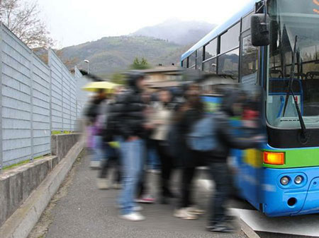 Studenti pendolari alle Superiori, presidi salernitani avviliti: pochi bus e orari sballati