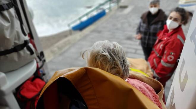 Cava de’ Tirreni: la Croce Rossa accompagna una nonnina a vedere il mare dopo il ricovero