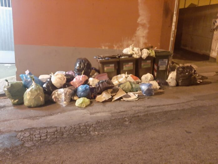Cava, in via Rosario Senatore continua la saga dei cumuli di rifiuti