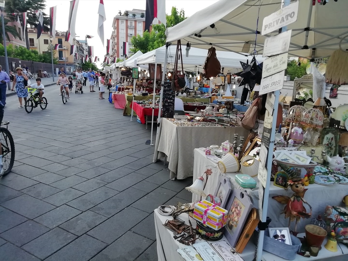 Cava de’ Tirreni, riparte l’appuntamento con il mercatino amatoriale di antiquariato ed artigianato