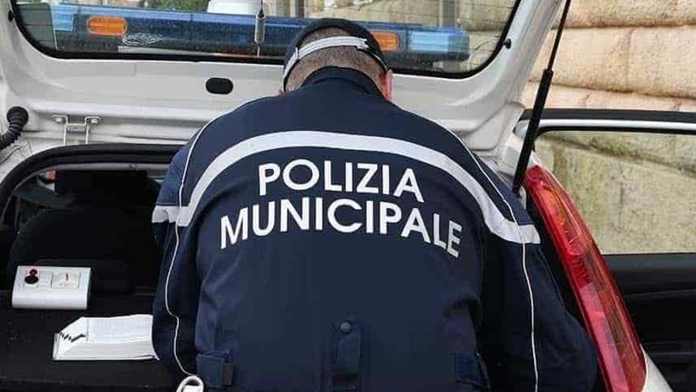 Lanciano mattoni contro i passanti, sfiorato un bimbo: è caccia alla gang di Cava