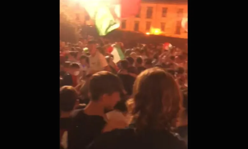 Cava de’ Tirreni, festeggiamenti per la vittoria dell’Italia: in tanti senza mascherina