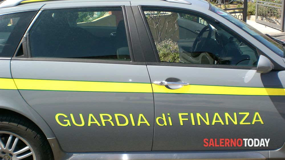 Studio dentistico abusivo a Cava: il blitz delle fiamme gialle, trovate anche armi irregolari in casa