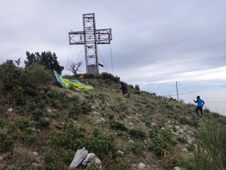 Cava de’ Tirreni, giovane cade mentre si prepara a lancio con parapendio: è salvo
