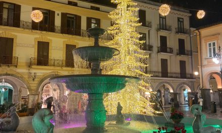 Cava de’ Tirreni, contributo di 85 mila euro della Metellia al Comune per l’albero di Natale e le luminarie