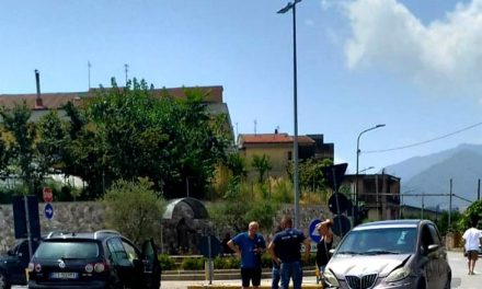 Cava de’ Tirreni, pericolosa la rotonda di Padre Pio a S. Lucia: nuovo incidente automobilistico