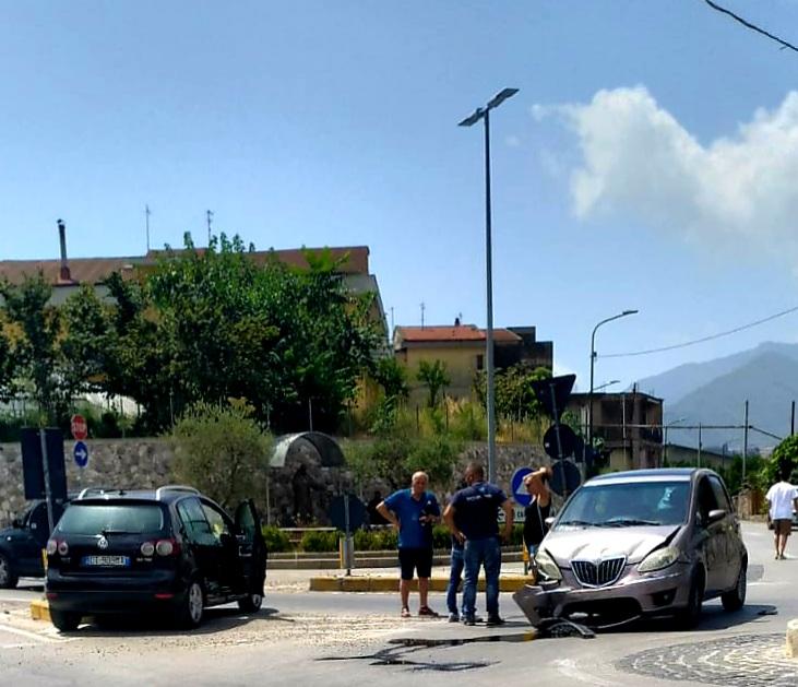 Cava de’ Tirreni, pericolosa la rotonda di Padre Pio a S. Lucia: nuovo incidente automobilistico