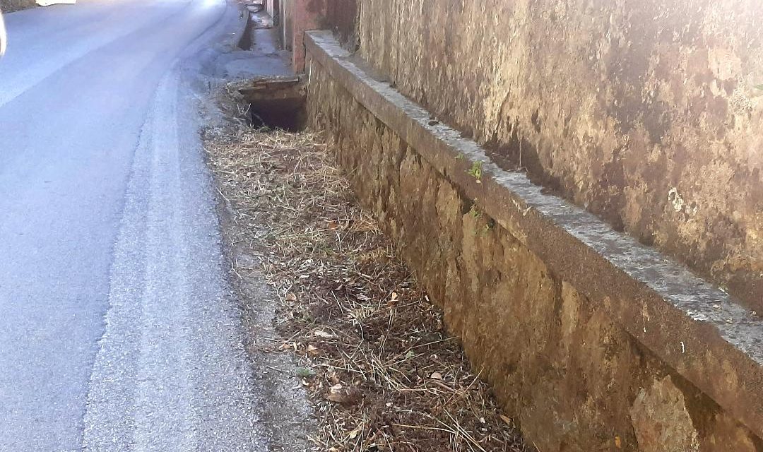 Cava de’ Tirreni, cunette stradali ostruite da fogliame: i cittadini chiedono maggior pulizia per evitare il pericolo allagamenti
