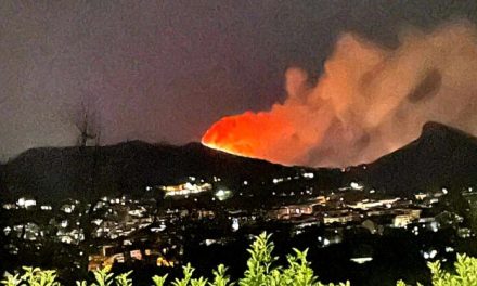 Salerno, incendio avvolge la collina del Castello Arechi