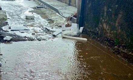 Cava de’ Tirreni, forti disagi a via Troisi a causa della pioggia: fango, fiumi di acqua e detriti dilavano fino a via Carlo Santoro￼