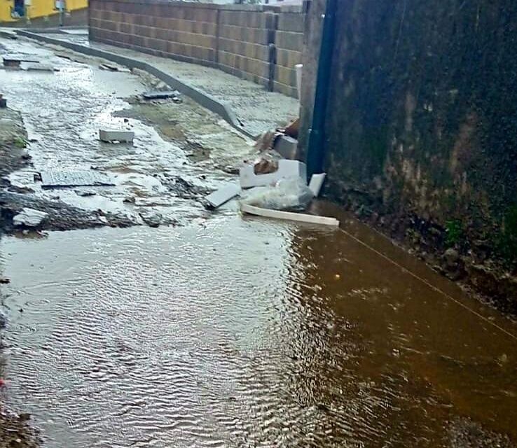 Cava de’ Tirreni, forti disagi a via Troisi a causa della pioggia: fango, fiumi di acqua e detriti dilavano fino a via Carlo Santoro￼