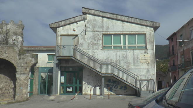 Cava de’ Tirreni, evitata la demolizione della scuola “Lamberti”. Perché non fare lo stesso con la “Carlo Amalfi” a Piano di Sorrento?