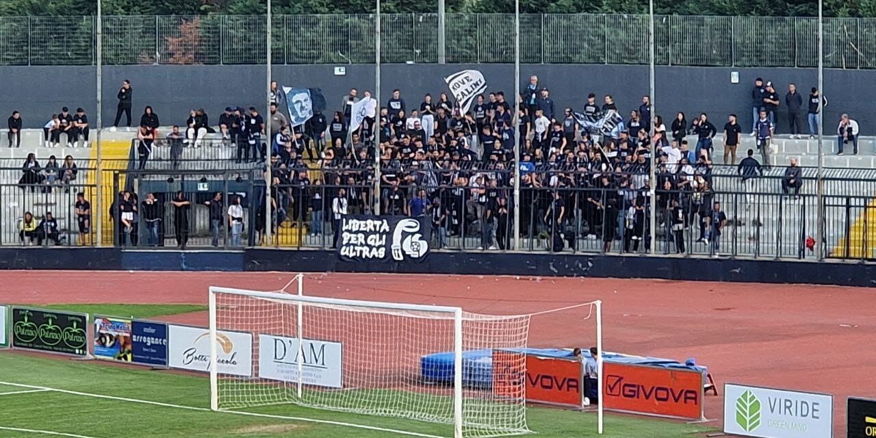 Cava de’ Tirreni, accettato il ricorso della Cavese: contro il Casarano stadio aperto, prevista la chiusura della sola Curva Sud