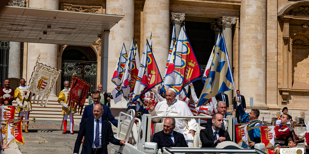 Gli Sbandieratori Cavensi ricevuti da Papa Francesco