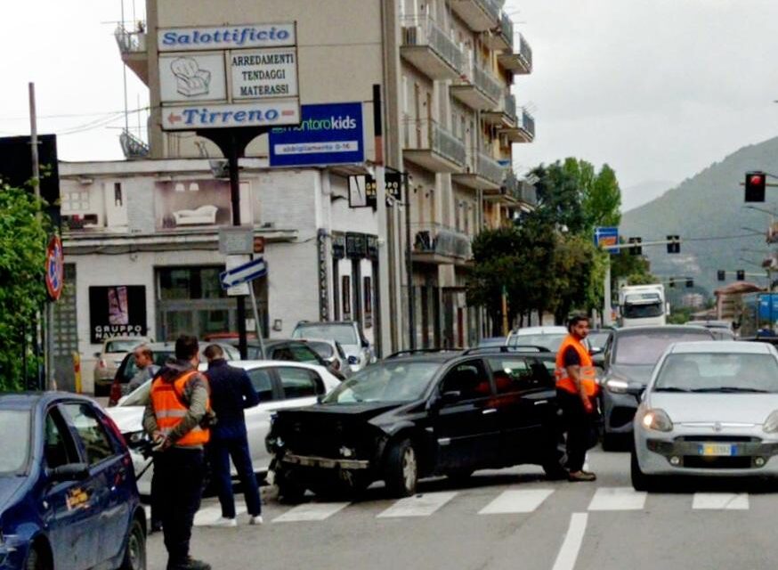 Cava de’ Tirreni, incidente tra due auto a via XXV Luglio. Traffico in tilt