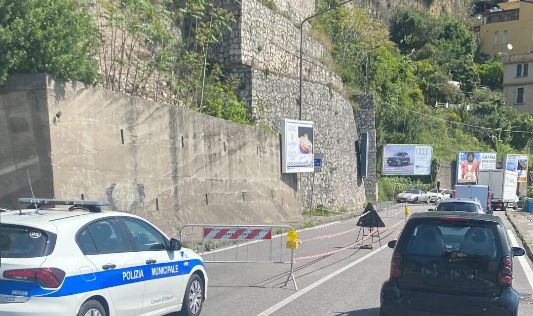 Ex Strada Statale 18 Vietri-Salerno, frana un costone roccioso: chiesto pedaggio gratuito sull’autostrada Cava-Salerno