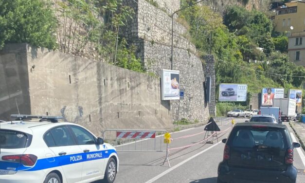 Ex Strada Statale 18 Vietri-Salerno, frana un costone roccioso: chiesto pedaggio gratuito sull’autostrada Cava-Salerno