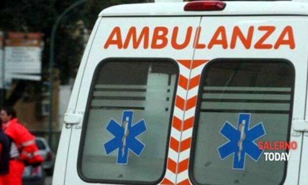 Cava de’ Tirreni, camion travolge motocicletta: due feriti