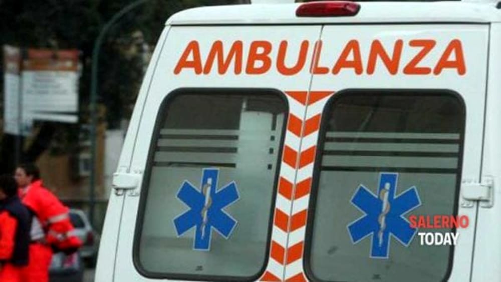 Cava de’ Tirreni, camion travolge motocicletta: due feriti