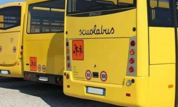 Cava de’ Tirreni, bus troppo piccoli: studenti restano a piedi | La rabbia dei genitori