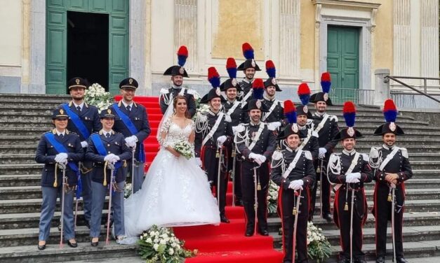 Cava de’ Tirreni, per il matrimonio di Chiara e Davide al Duomo una festa di familiari, amici, Polizia di Stato ed Arma dei Carabinieri