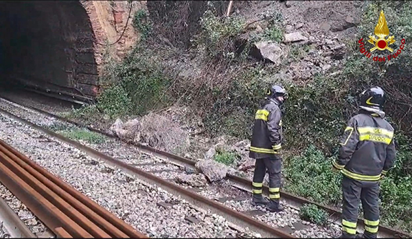 Treni sospesi da un giorno tra Nocera e Salerno, bus sostitutivi